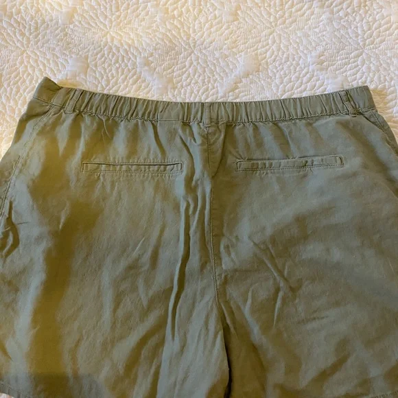 H&M army green, size XXL flat front shorts. - Picture 2 of 5